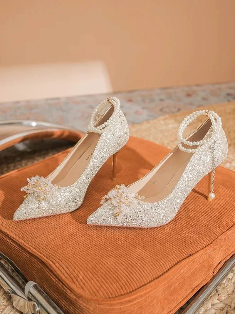 Vẻ đẹp hiện đại thể hiện qua Giày cao gót mũi nhọn thiết kế tinh tế