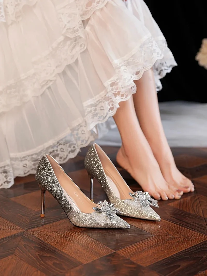 Trang phục dự tiệc thêm cuốn hút với Giày cao gót mũi nhọn dự tiệc