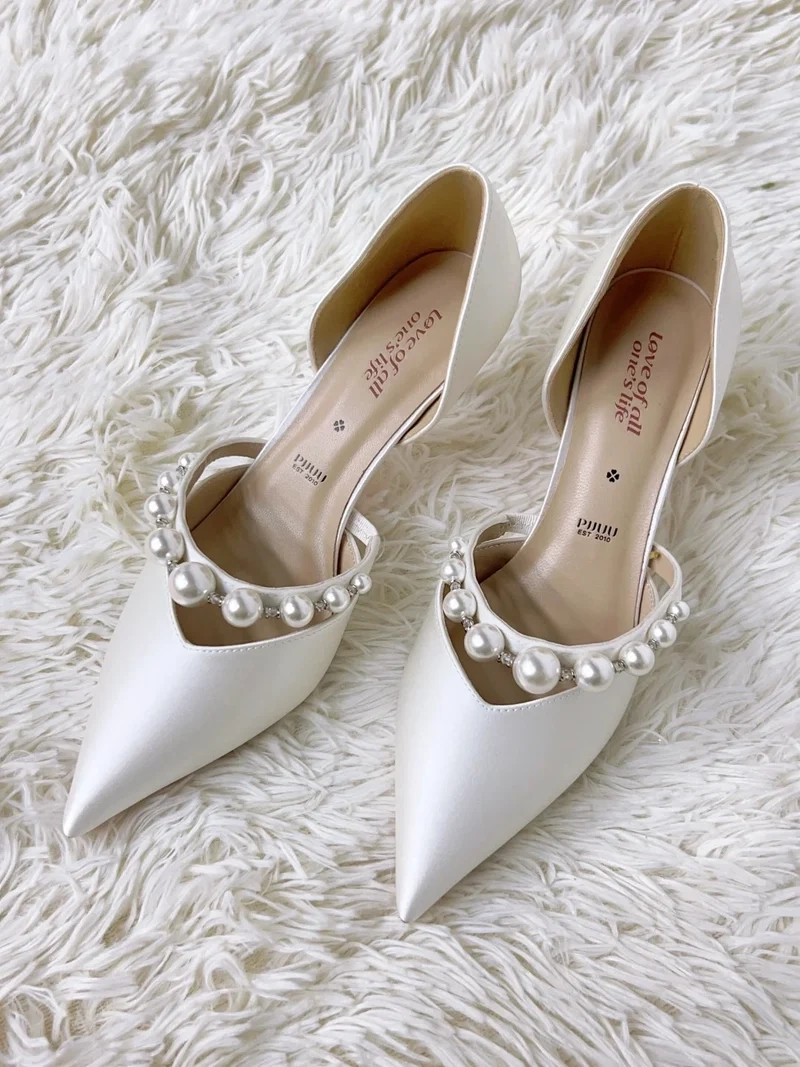 Phong cách tối giản hợp cùng Giày cao gót mũi nhọn basic