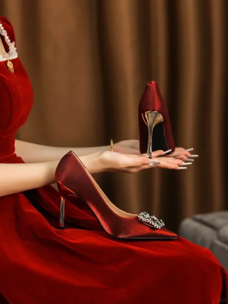 Phụ kiện hoàn hảo cho váy là Giày cao gót mũi nhọn phối váy