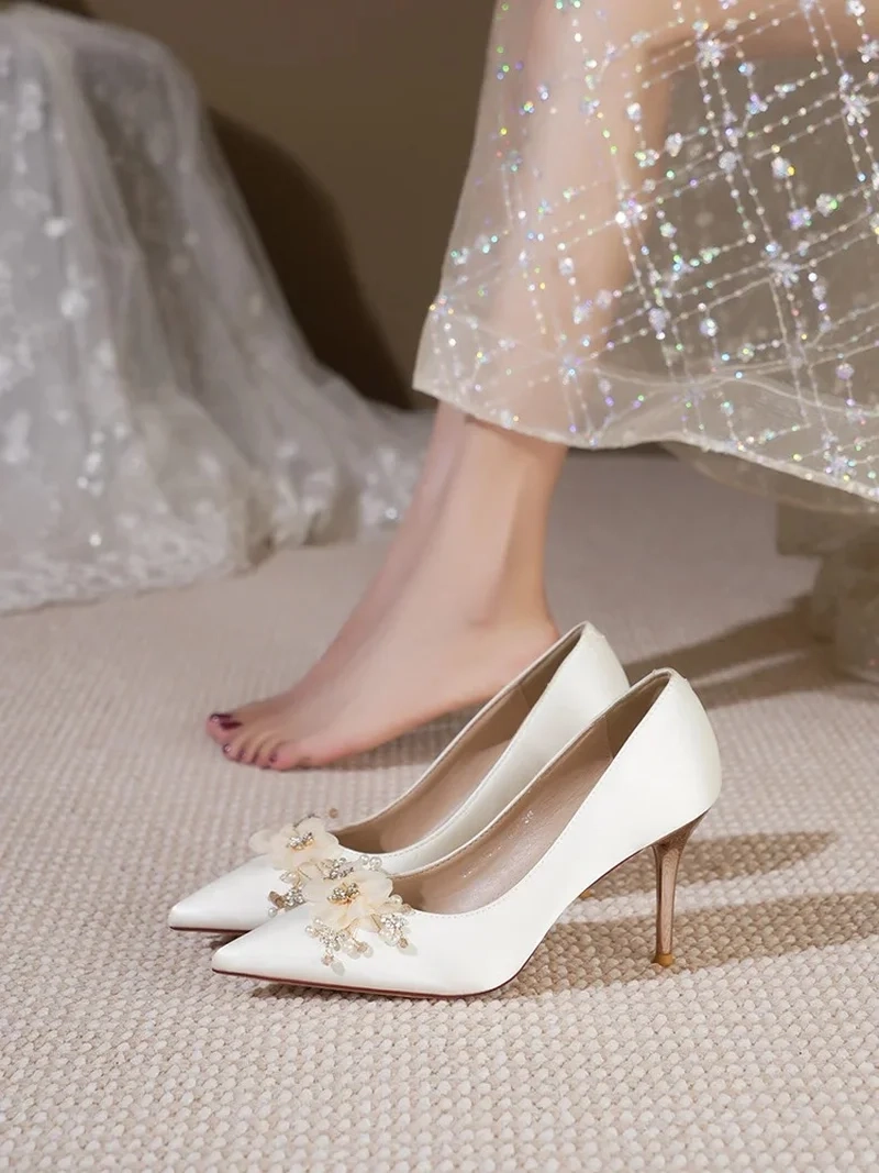 Phong cách thanh lịch tỏa sáng cùng Giày cao gót mũi nhọn thời trang