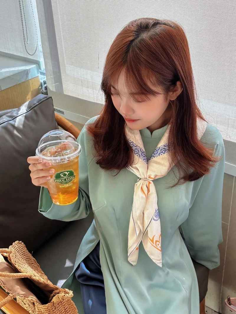 Xu hướng Tết được chọn là Mặc áo dài phối khăn choàng lụa truyền thống