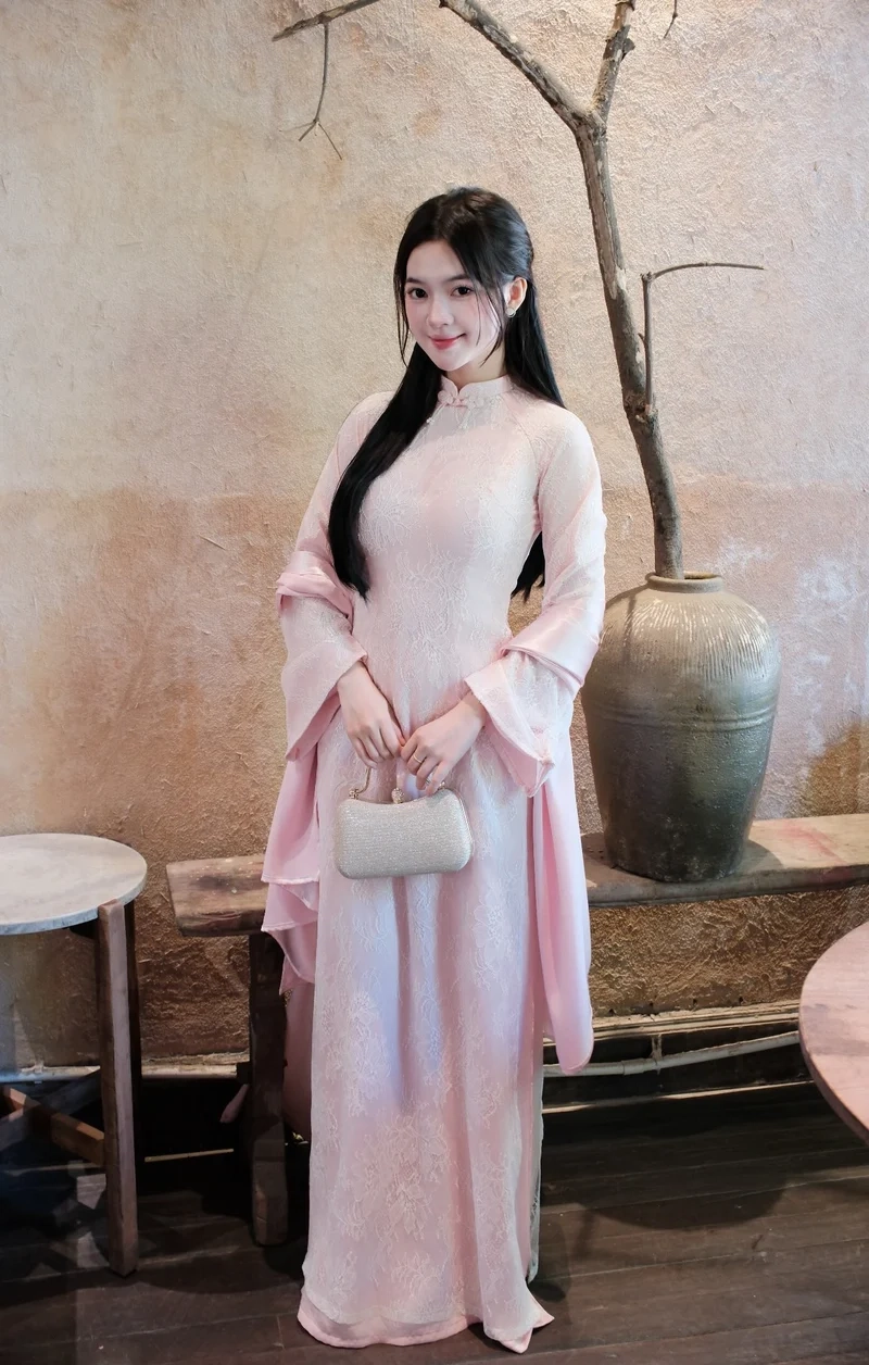 Ngày xuân thêm đẹp khi Mặc áo dài phối khăn choàng lụa nữ tính