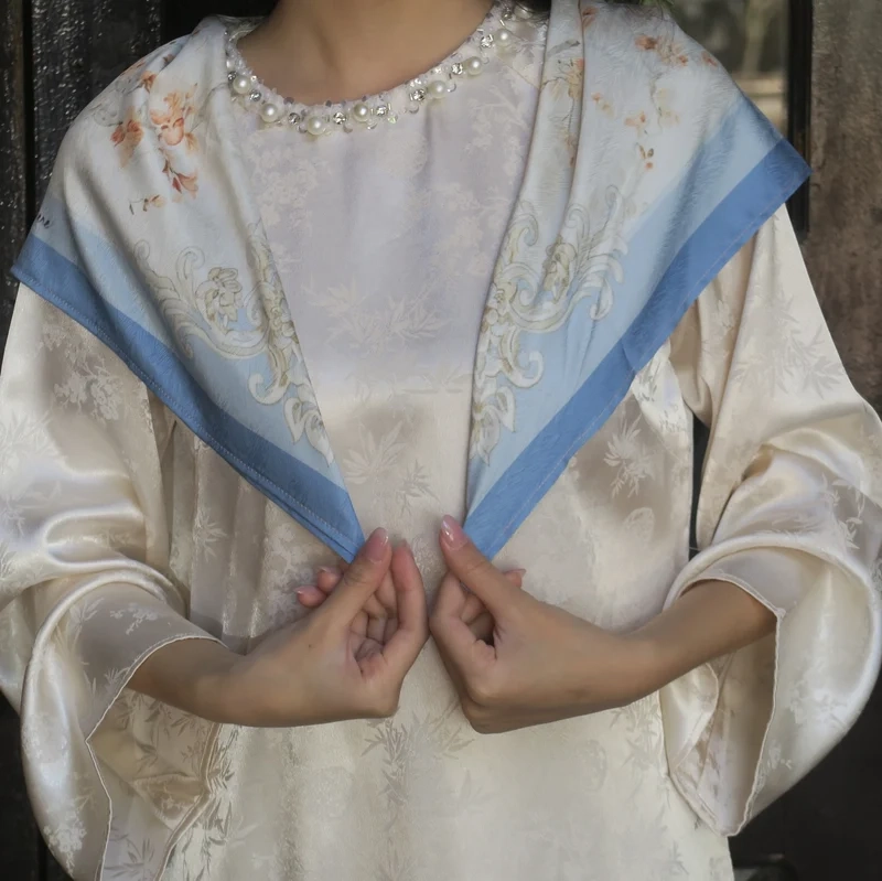 Nhiều chị em chọn Mặc áo dài phối khăn choàng lụa sang trọng