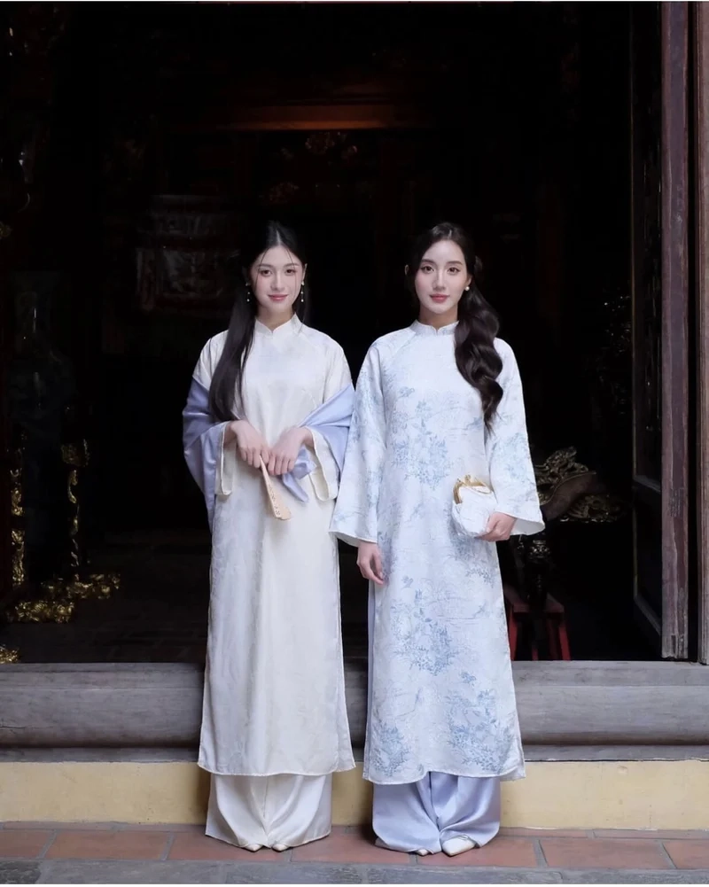 Trang phục xuân hài hòa nhờ Mặc áo dài phối khăn choàng lụa đẹp mắt