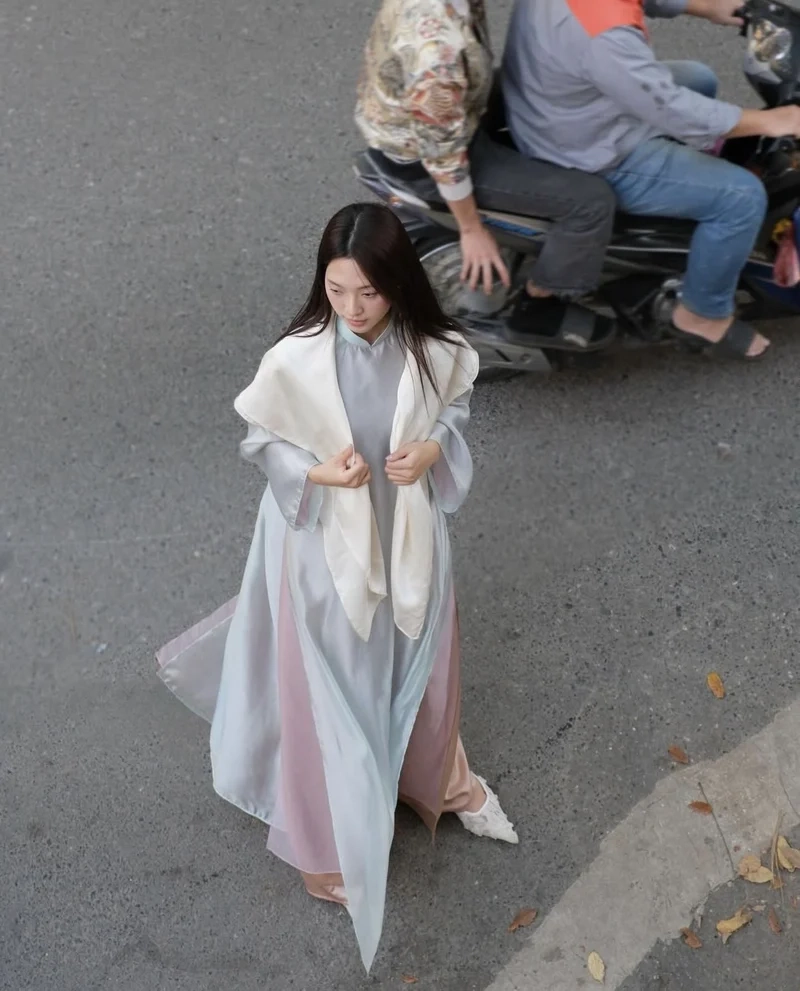 Phong cách cổ điển với Mặc áo dài phối khăn choàng lụa tinh khôi