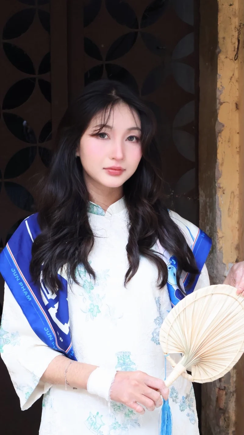 Không khí Tết trọn vẹn khi Mặc áo dài phối khăn choàng lụa ý nghĩa