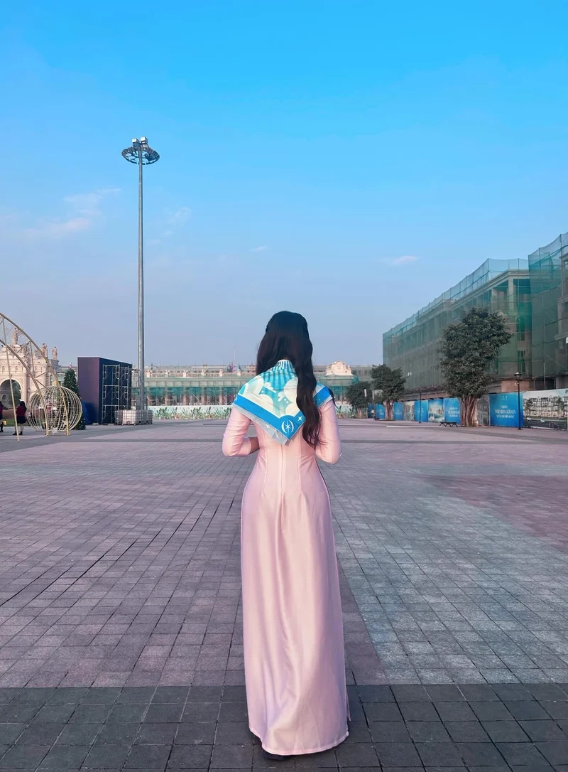 Vẻ đẹp Á Đông rõ nét với Mặc áo dài phối khăn choàng lụa nền nã