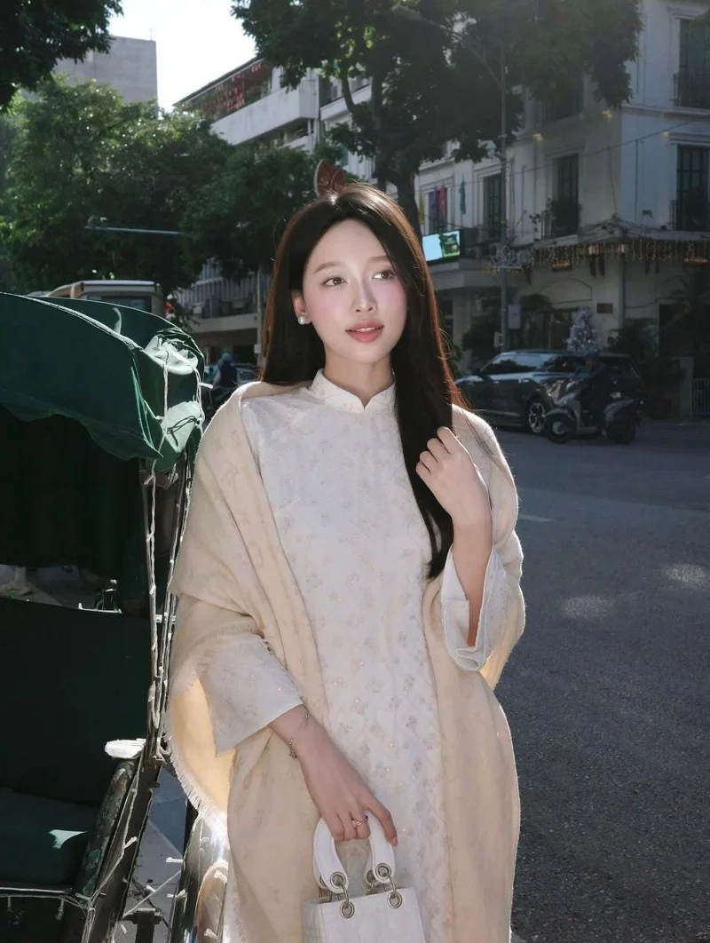 Phong cách lễ hội phù hợp khi Mặc áo dài phối khăn choàng lụa trang nhã