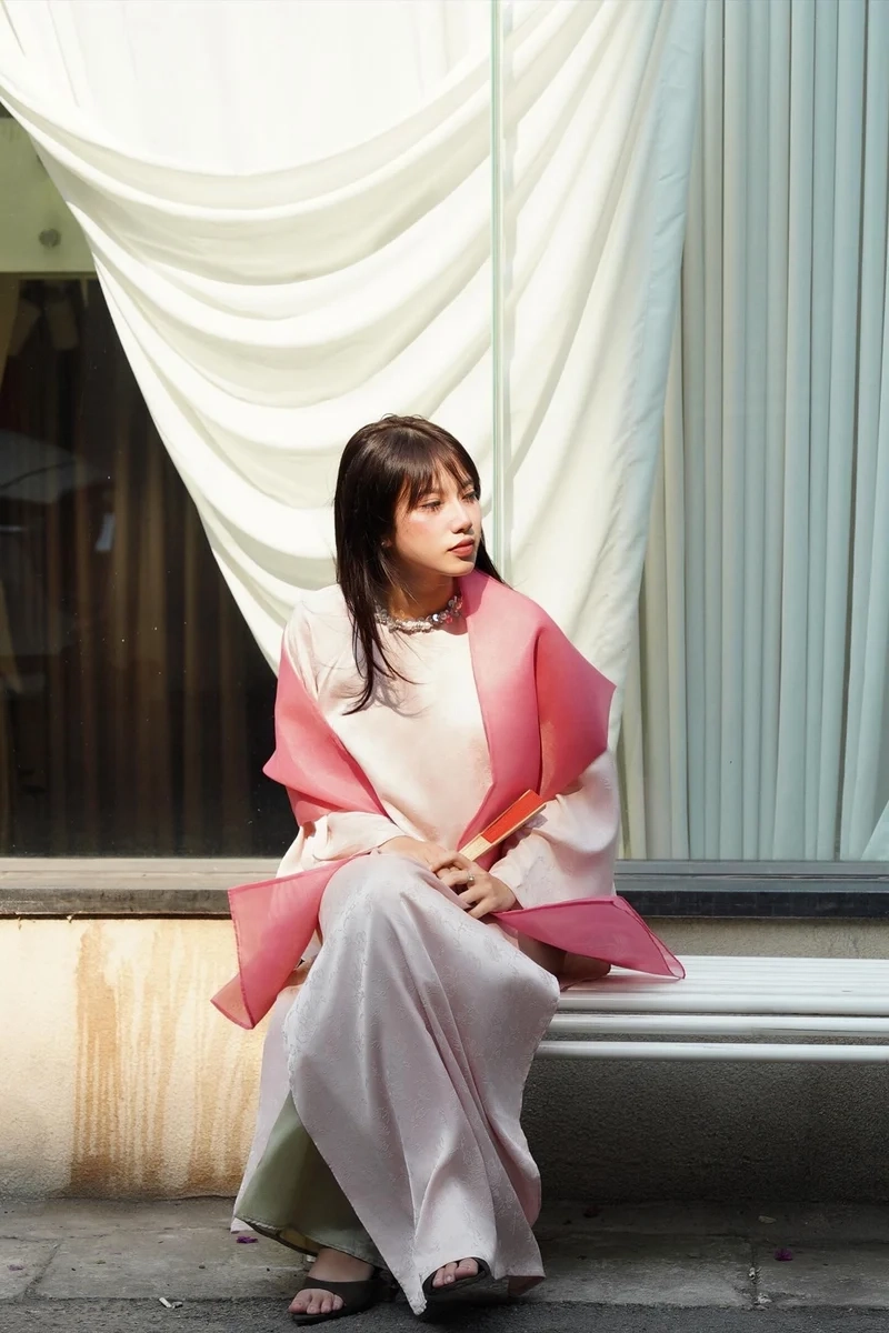 Nhiều người gợi ý Mặc áo dài phối khăn choàng lụa dễ phối