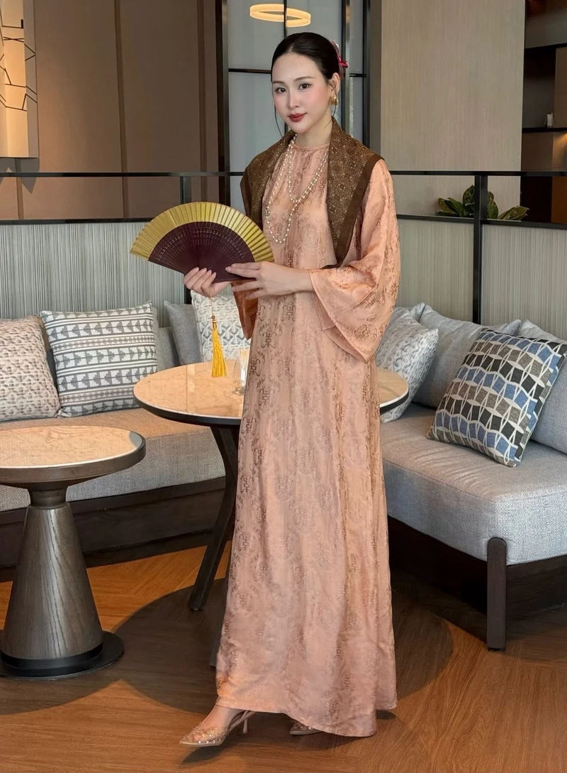 Ngày Tết thêm duyên khi Mặc áo dài phối khăn choàng lụa xinh xắn