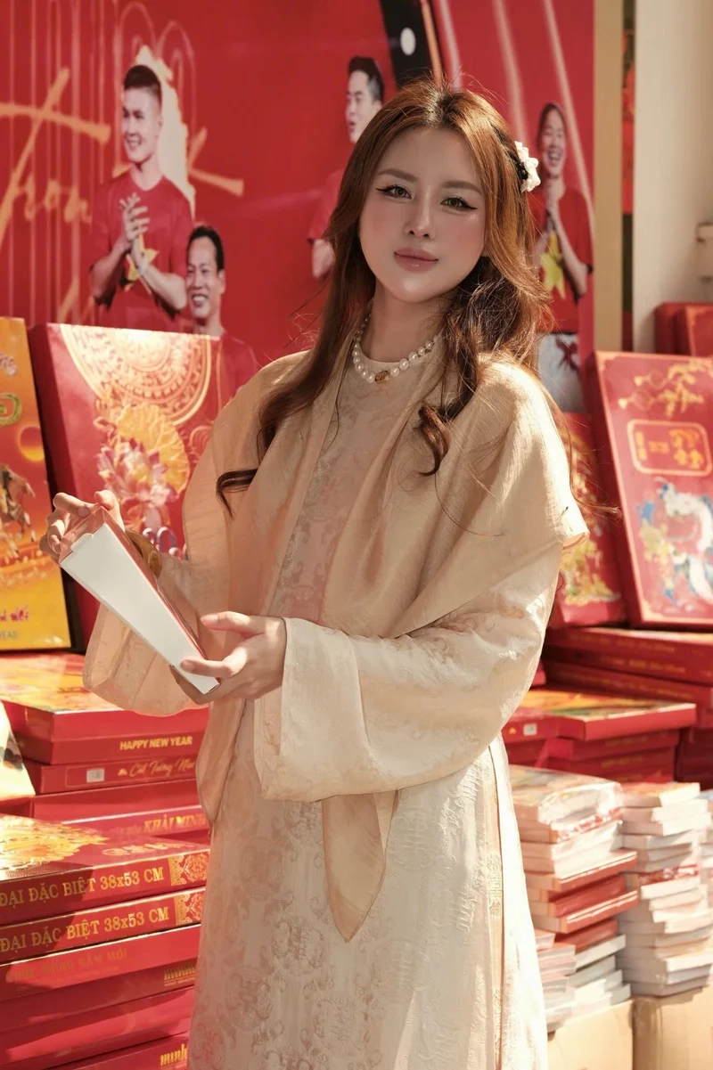 Vẻ đẹp ngày xuân tỏa sáng nhờ Mặc áo dài phối khăn choàng lụa tinh tế