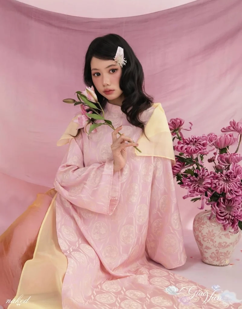 Phong cách truyền thống nổi bật khi Mặc áo dài phối khăn choàng lụa thanh lịch