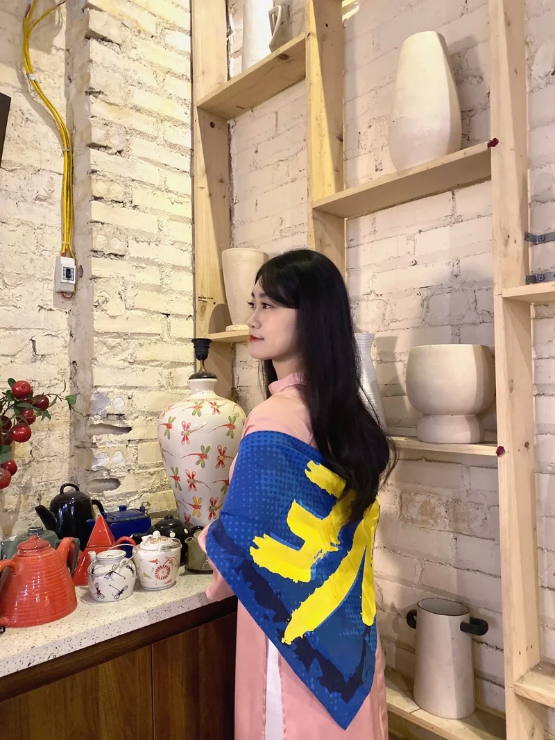 6+ cách mặc áo dài phối khăn choàng lụa giúp quý cô thêm đài các