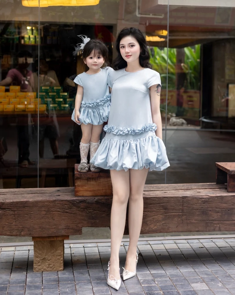 Chụp ảnh xuân đẹp hơn khi Phối đồ đôi mẹ và bé gái diện Tết nổi bật