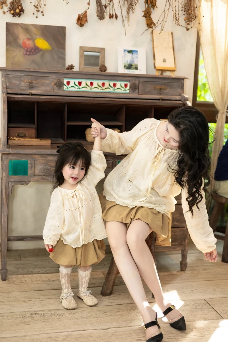 Không thể thiếu áo dài trong Phối đồ đôi mẹ và bé gái diện Tết