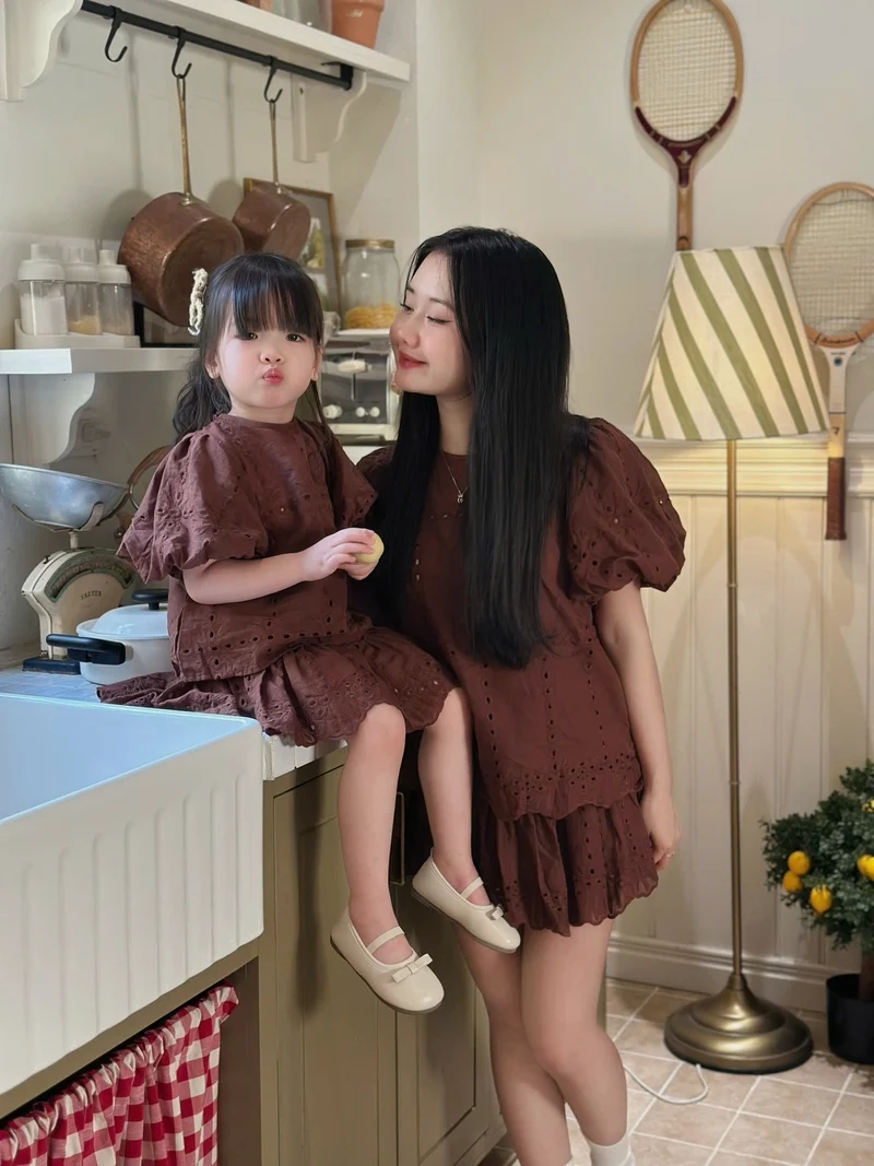 Phong cách xuân nhẹ nhàng nhờ Phối đồ đôi mẹ và bé gái diện Tết dễ thương