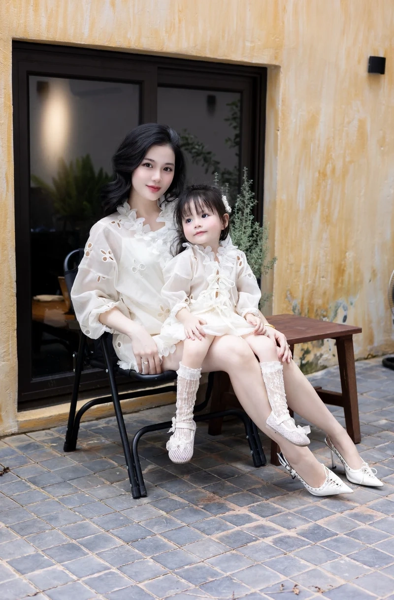 Nhiều gia đình thích Phối đồ đôi mẹ và bé gái diện Tết đồng bộ