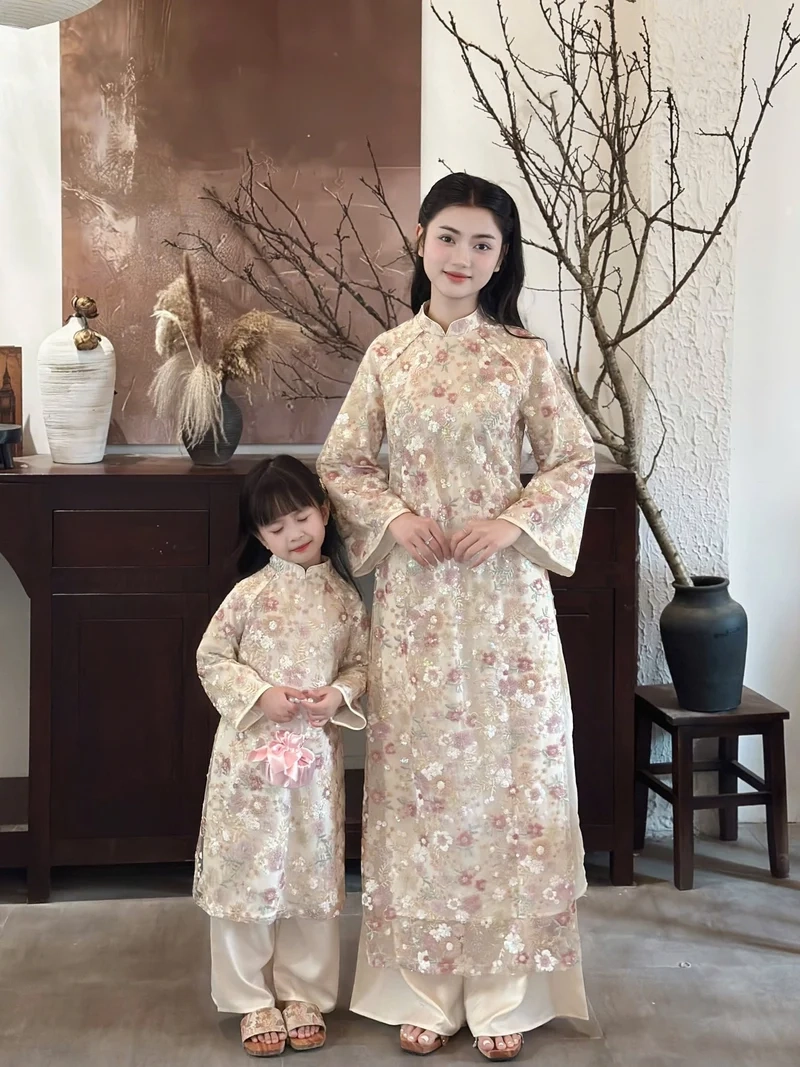 Phong cách xuân hiện đại cùng Phối đồ đôi mẹ và bé gái diện Tết thanh lịch
