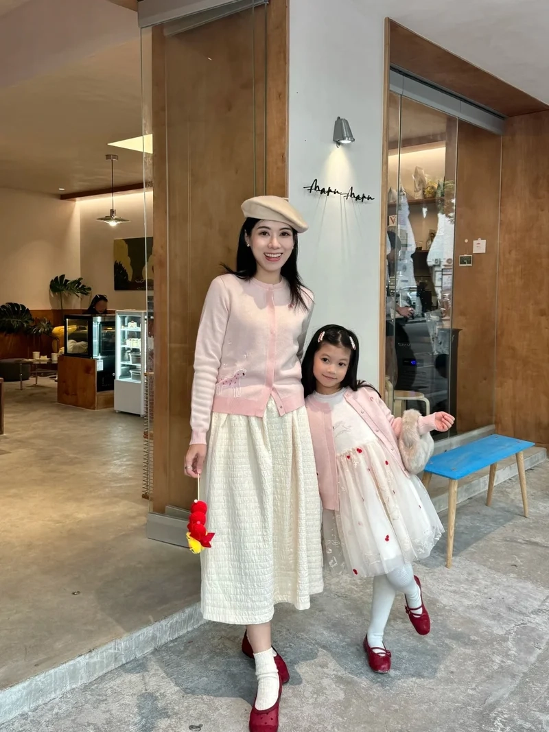 Phong cách xuân ngọt ngào với Phối đồ đôi mẹ và bé gái diện Tết dễ phối