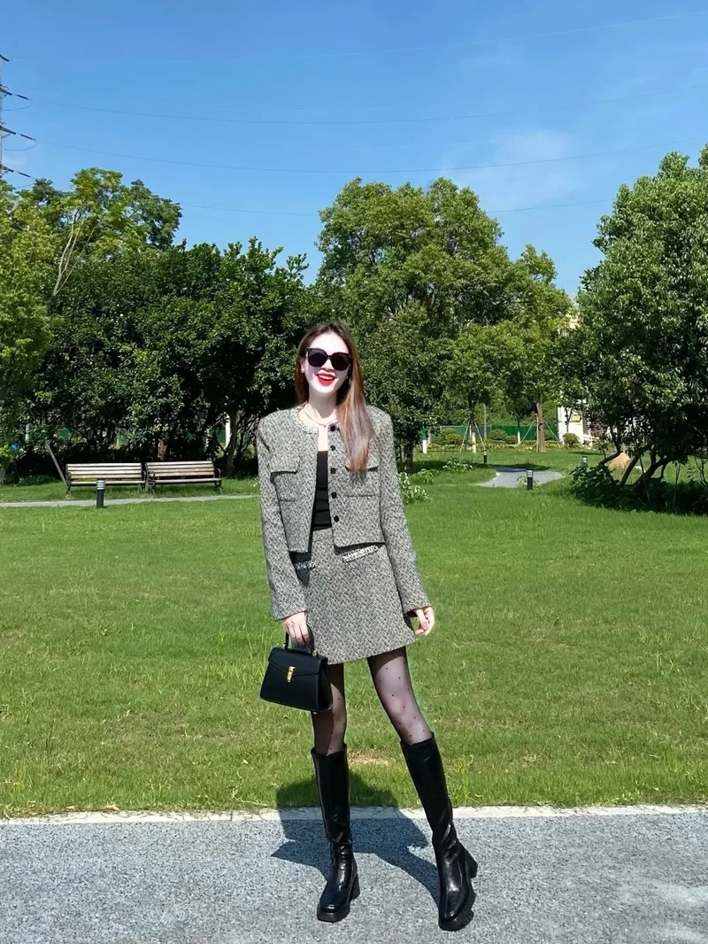 Phối đồ Tết với boot cổ cao giữ ấm cá tính