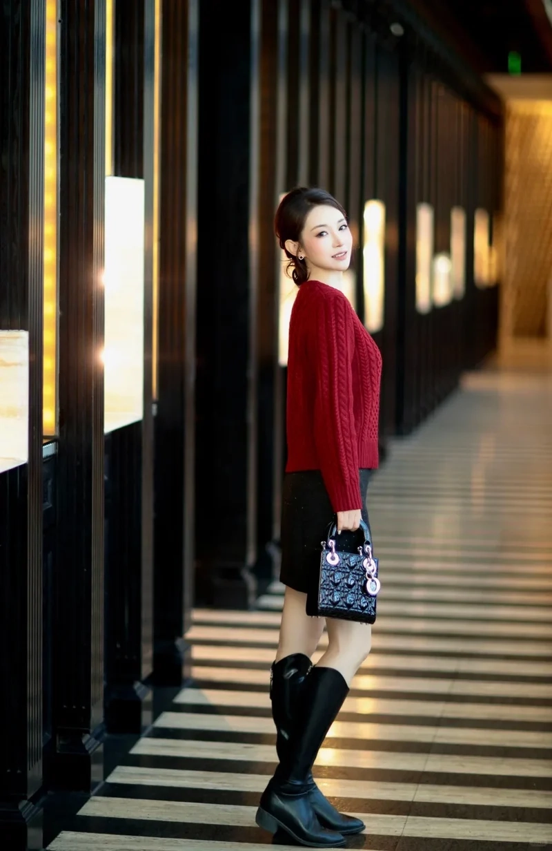 Phối đồ Tết với boot cổ cao giữ ấm hiện đại