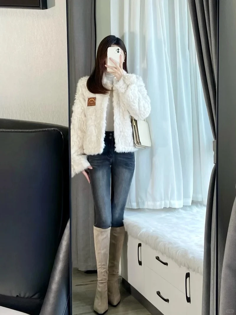 Phối đồ Tết với boot cổ cao giữ ấm tôn dáng