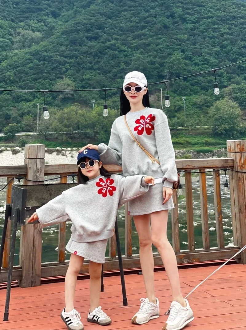 Trang phục chụp ảnh đẹp với Set váy mẹ và bé gái check in