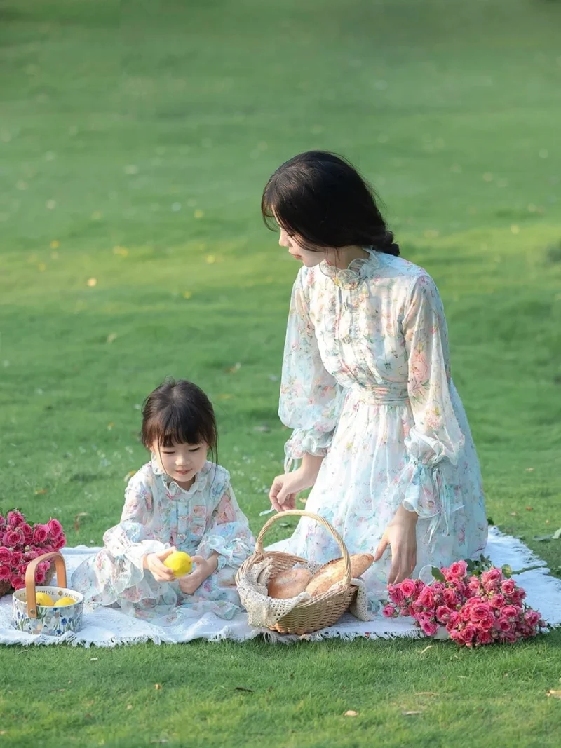 Phong cách gia đình thể hiện qua Set váy mẹ và bé gái matching