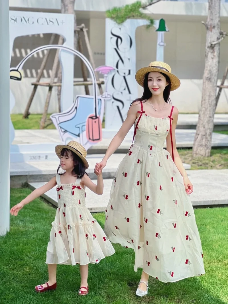 Gia đình thêm xinh với Set váy mẹ và bé gái đồng điệu