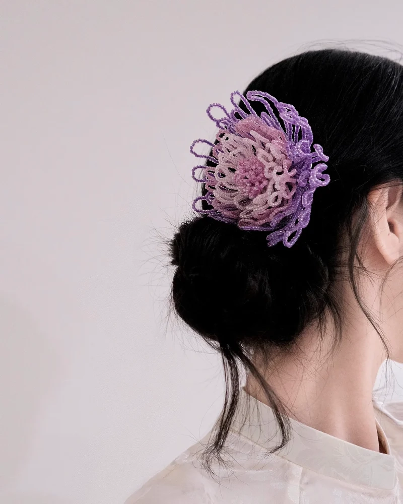 Trang điểm nhẹ hợp hơn với Trâm cài tóc nữ tính