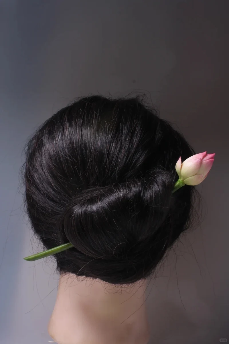 Trang phục dạo phố hợp cùng Trâm cài tóc phối đồ xinh