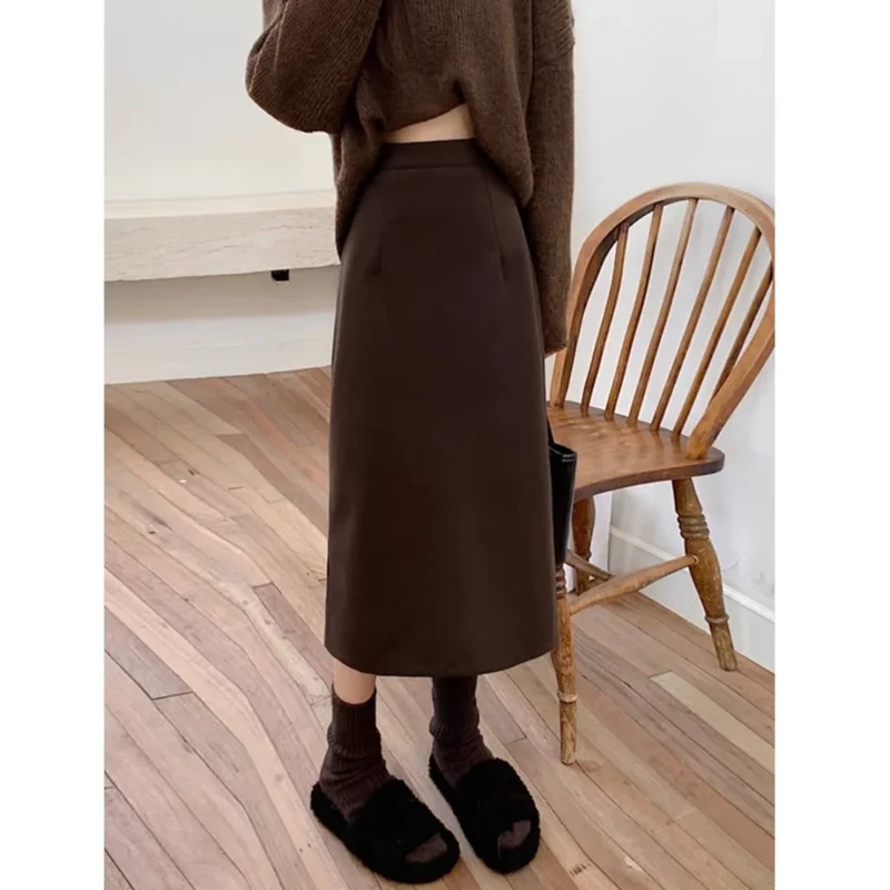 Nhiều cô gái chọn Váy chữ A dáng dài để phối đồ