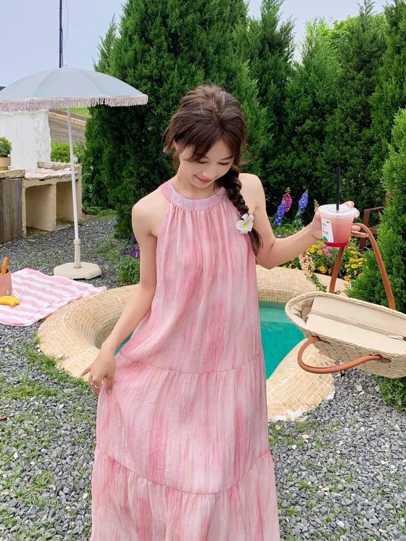 Váy cổ yếm dáng xòe giúp che khuyết điểm tôn dáng