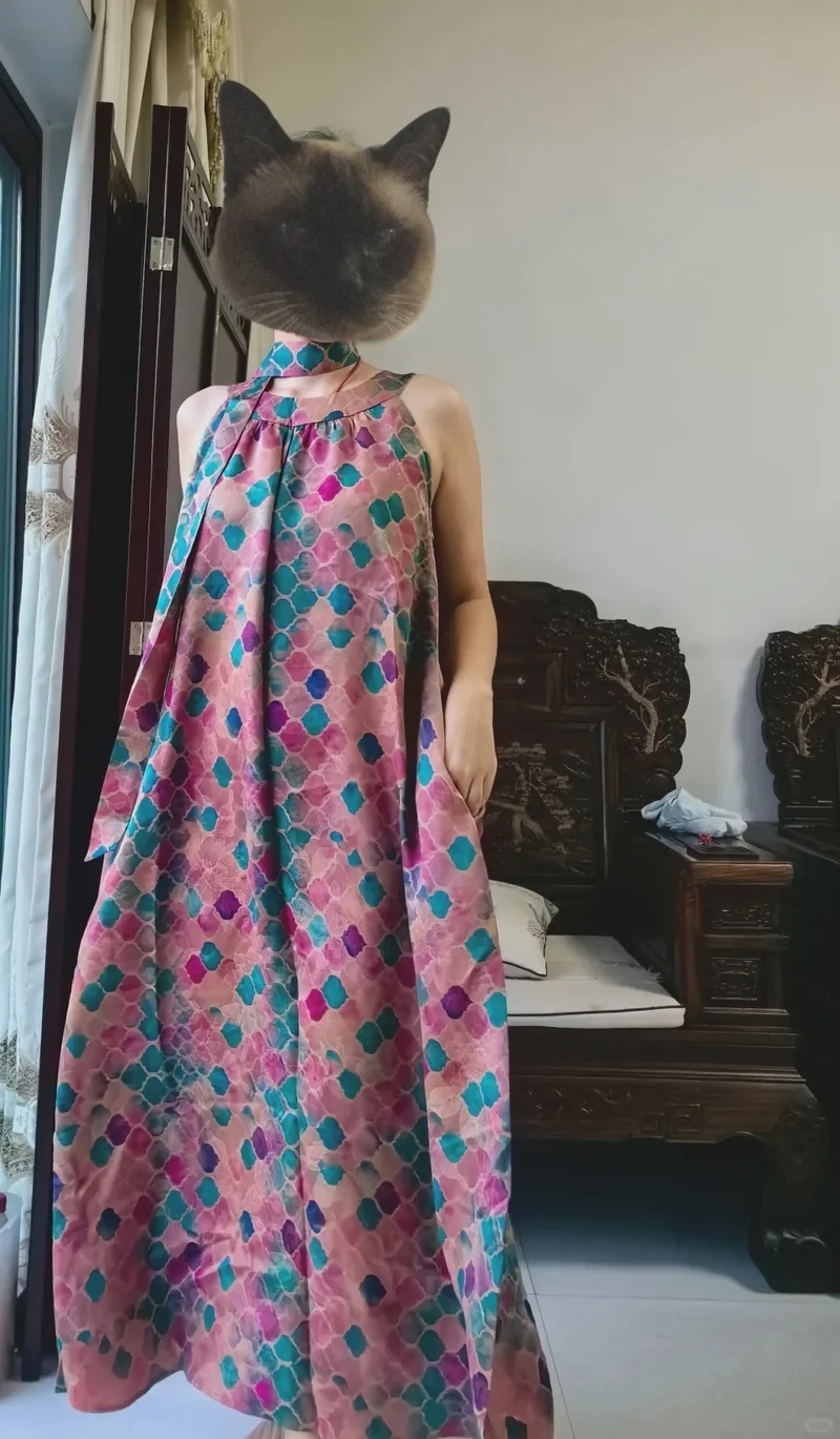 Váy cổ yếm dáng xòe phong cách trẻ trung