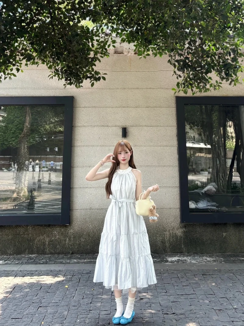 Váy cổ yếm dáng xòe phù hợp dạo phố