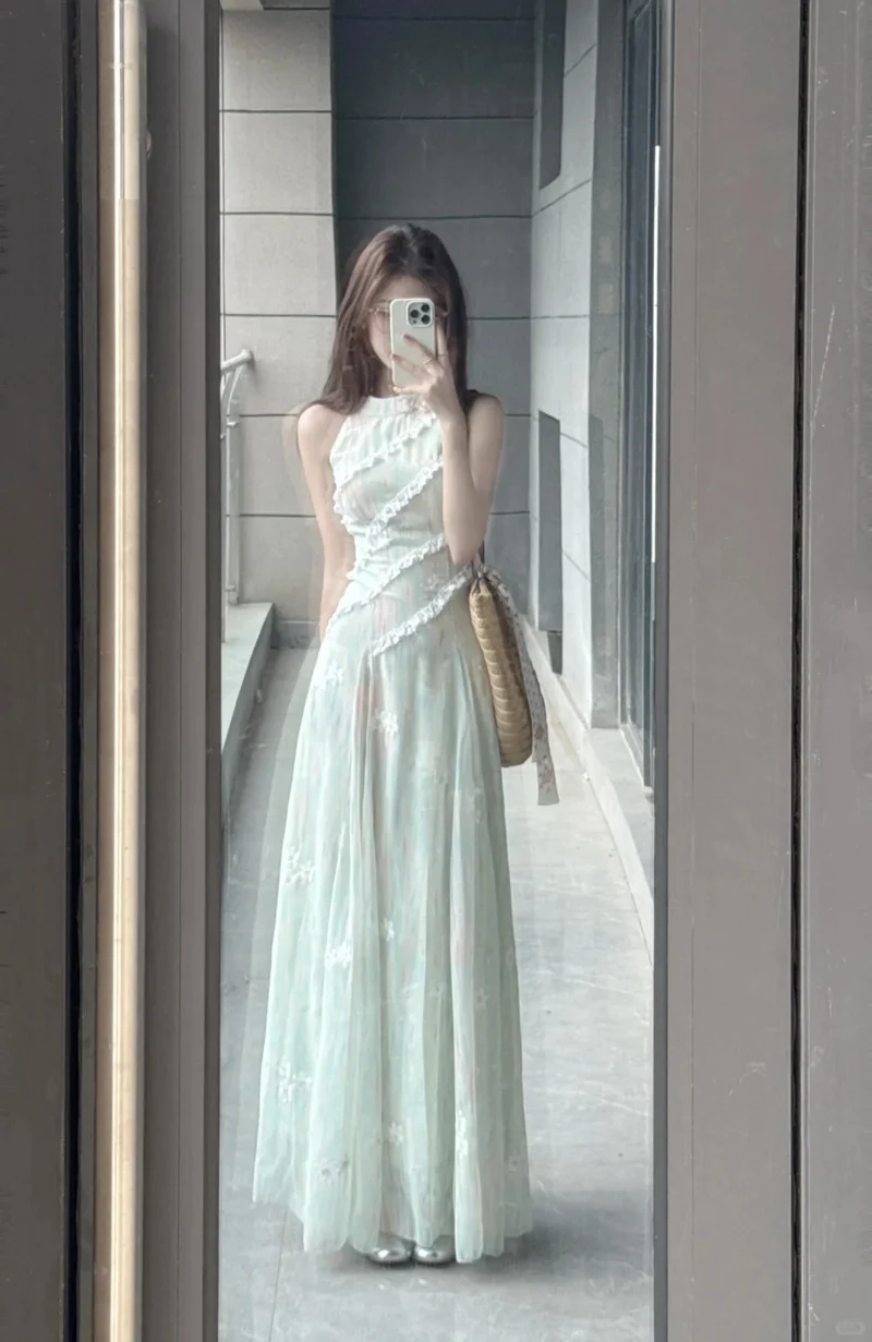 Váy cổ yếm dáng xòe dễ phối phụ kiện phối đồ