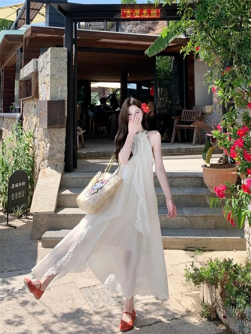 Váy cổ yếm dáng xòe thiết kế bay bổng bồng bềnh