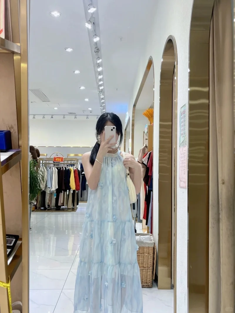 Váy cổ yếm dáng xòe phù hợp đi tiệc nhẹ dự tiệc