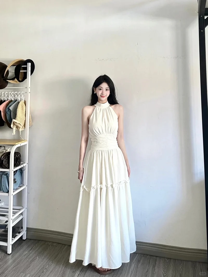 Váy cổ yếm dáng xòe mang lại cảm giác thoải mái