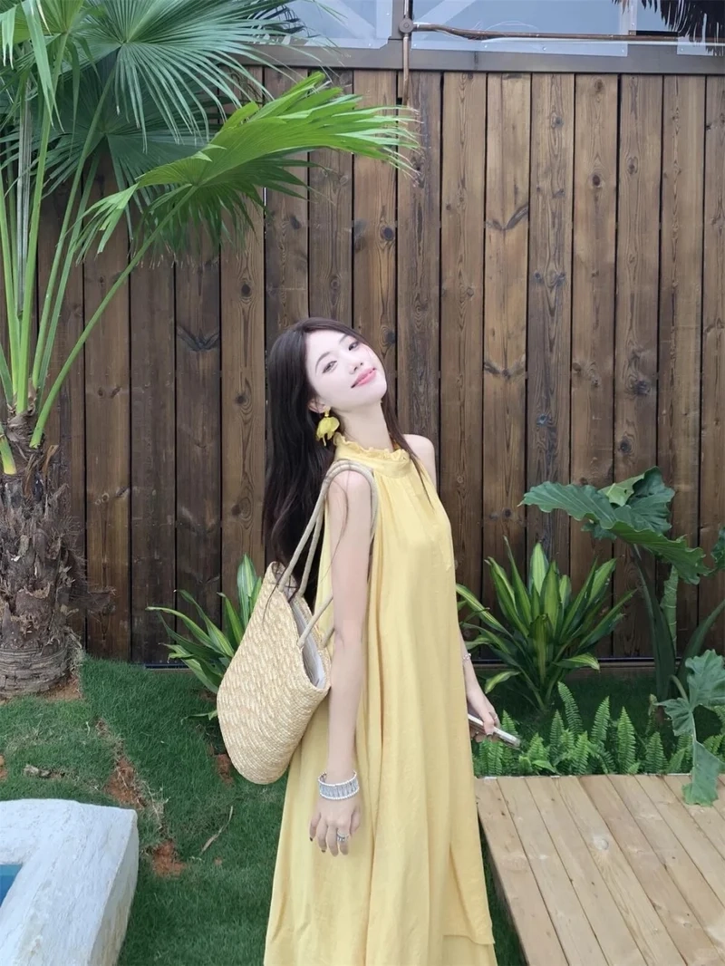 Váy cổ yếm dáng xòe kiểu dáng thanh lịch