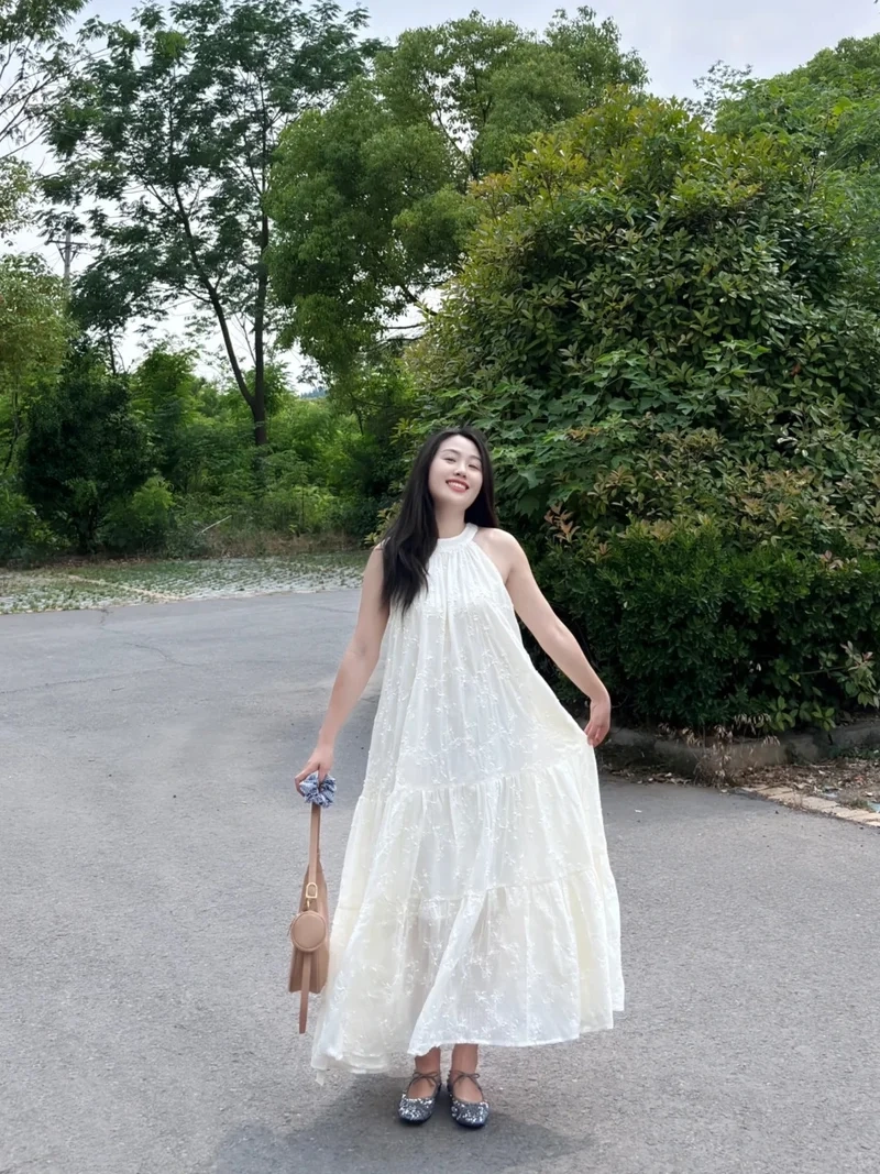Váy cổ yếm dáng xòe lựa chọn cho ngày hẹn hò
