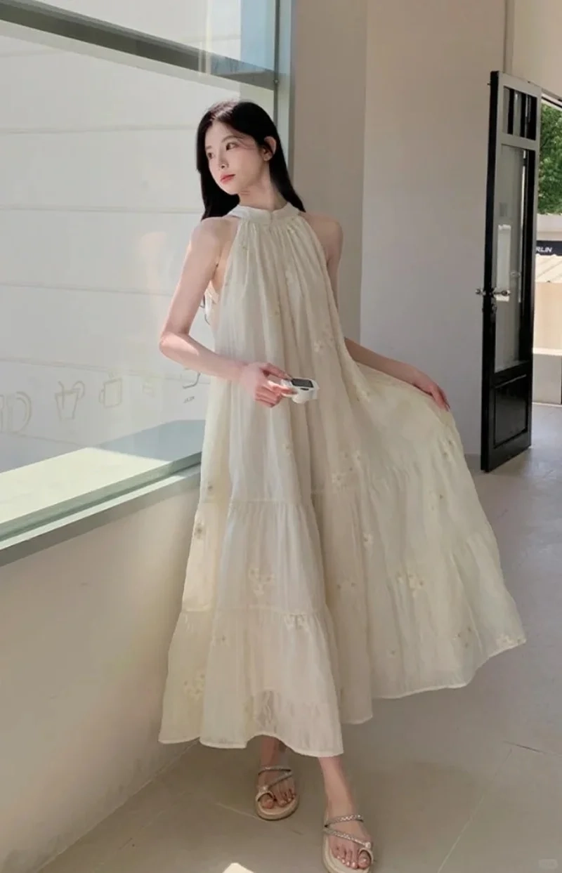 Váy cổ yếm dáng xòe đơn giản mà cuốn hút tinh tế