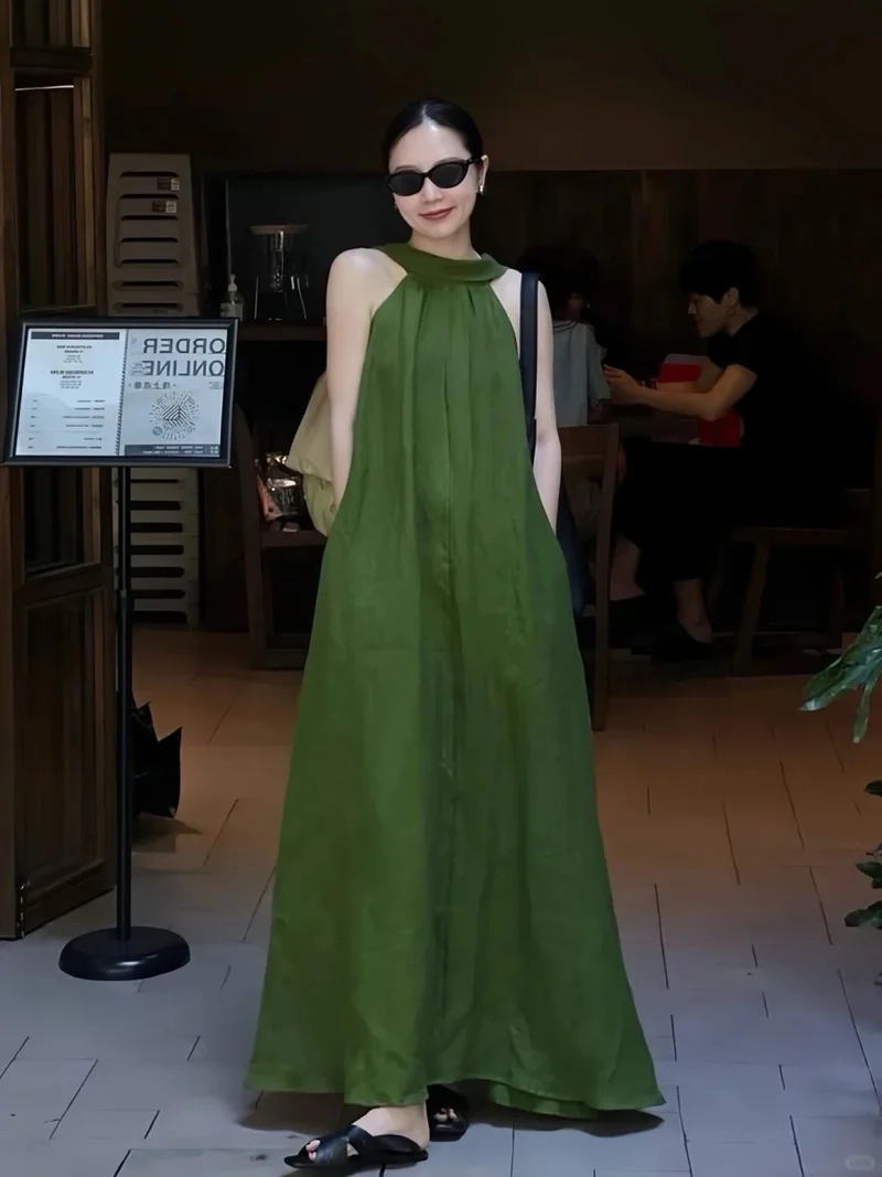 Váy cổ yếm dáng xòe mặc lên rất xinh