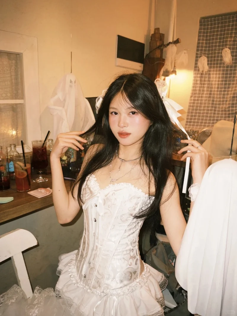 Phong cách thời thượng với Váy corset ôm body thời trang