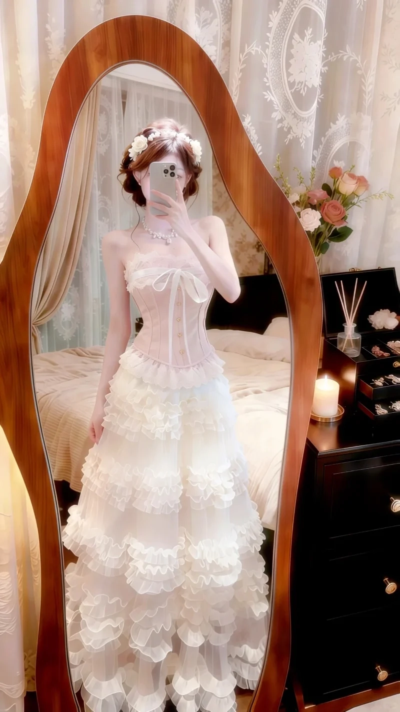 Nhiều cô gái chọn Váy corset ôm body để khoe dáng