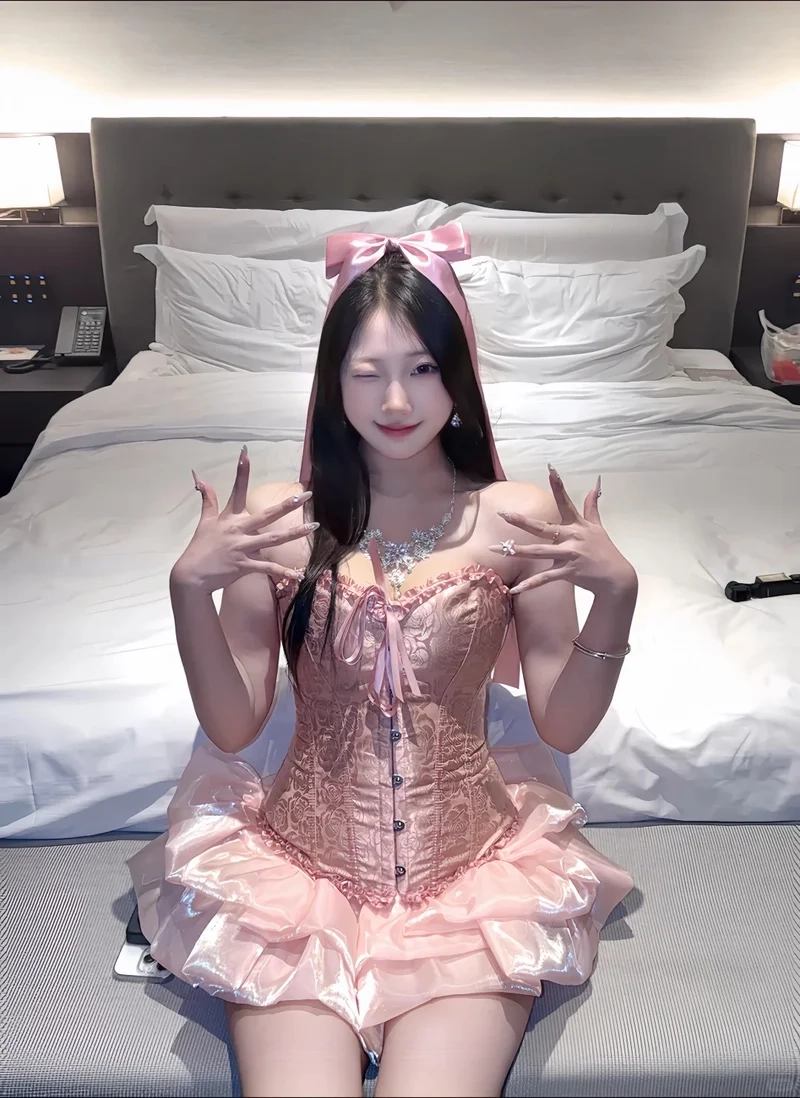 Thân hình thon gọn hơn với Váy corset ôm body định hình