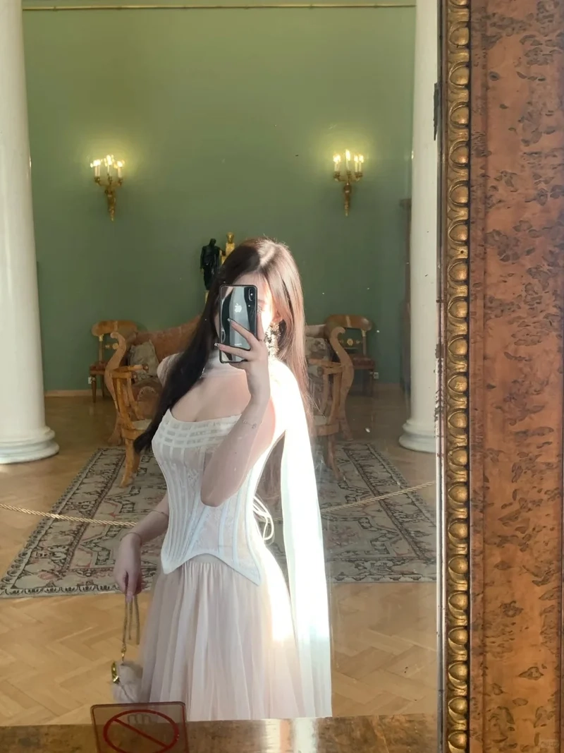 Phong thái tự tin khi diện Váy corset ôm body tự tin