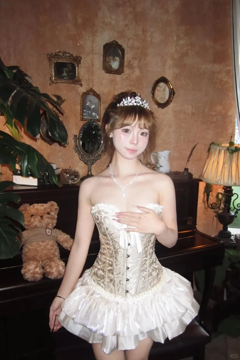 Phong cách nữ tính nổi bật cùng Váy corset ôm body nữ tính