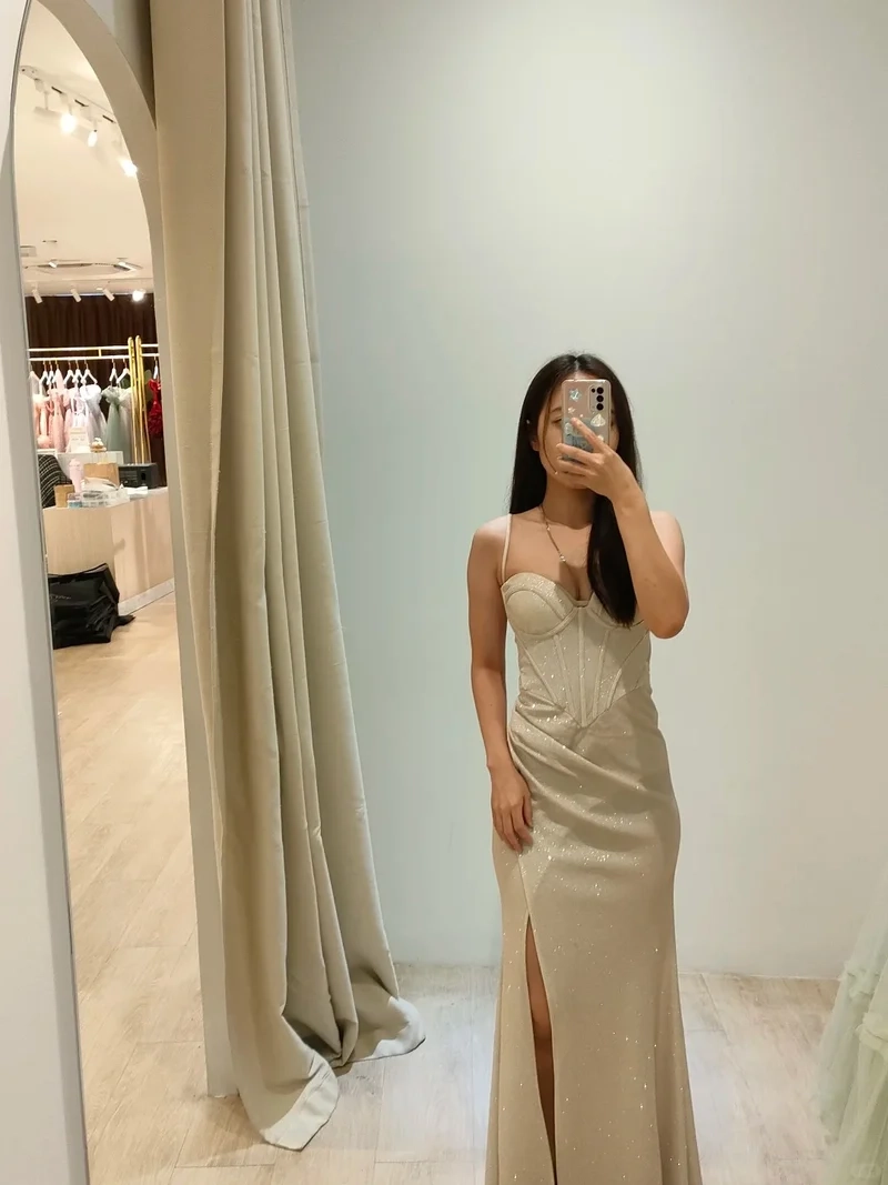 Trang phục chụp ảnh đẹp với Váy corset ôm body check in